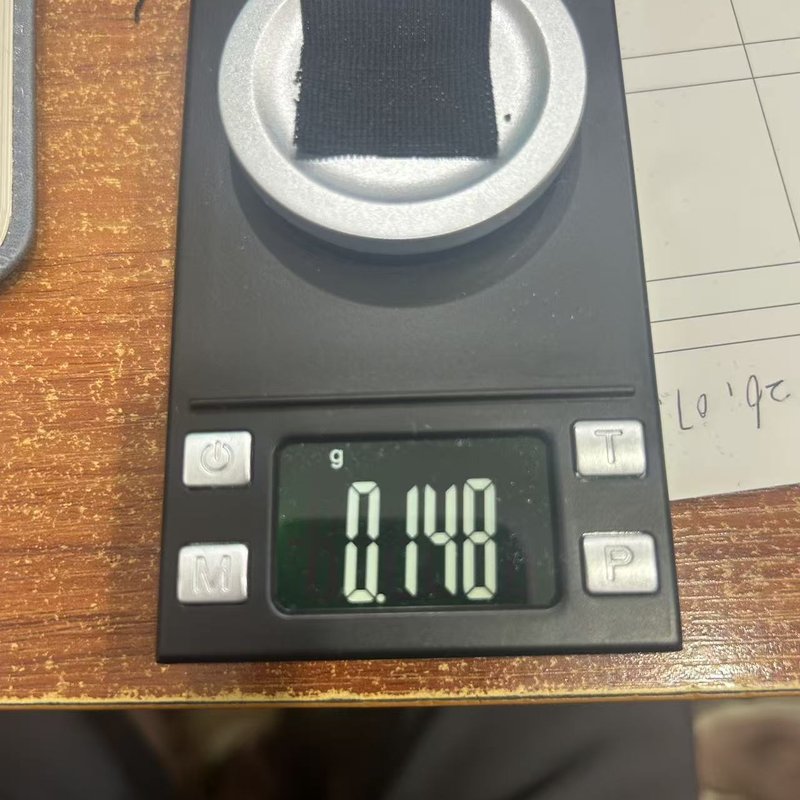 원단 샘플을 잘라 무게(GSM)를 재는 검수 모습
